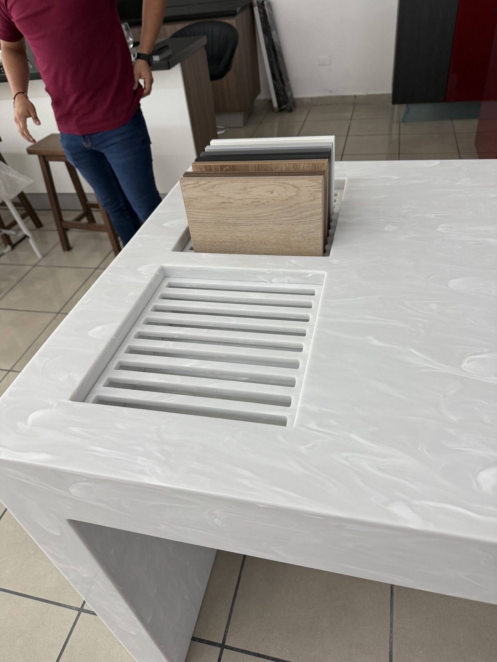 Instalación de superficie sólida Hanex Cascade Haze en isla de cocina
