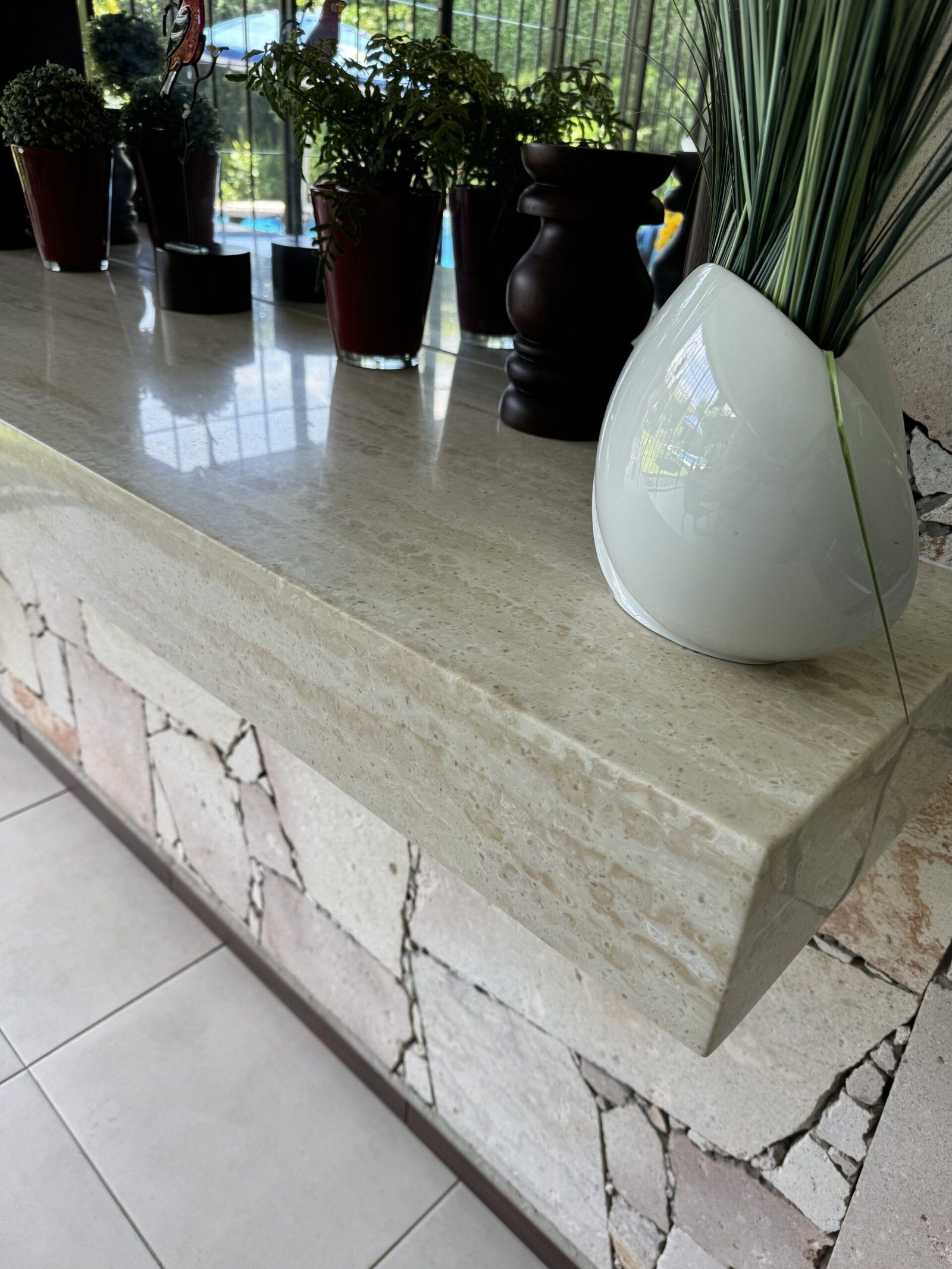 Repisa en superficie sólida Hanex Romano junto a piscina
