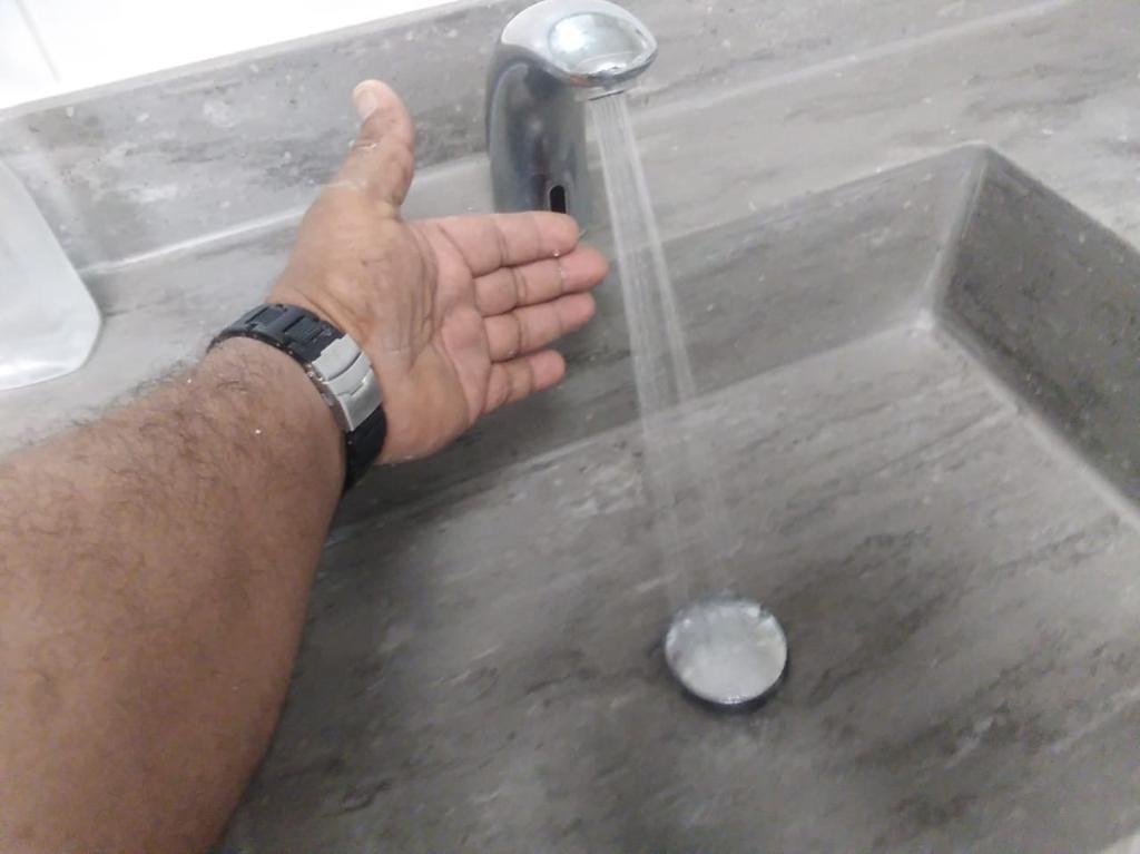 Detalle de lavamanos integrado en superficie sólida
